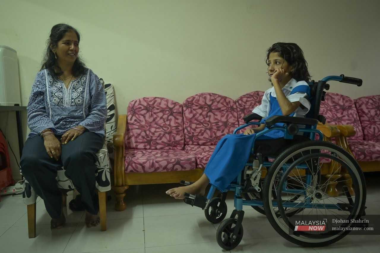 Oleh kerana keadaan fizikalnya yang kurang upaya, Kanchana dibenarkan pulang lebih awal dari sekolah. Namun gadis istimewa itu sentiasa ada cerita baru untuk dikongsi bersama ibunya.