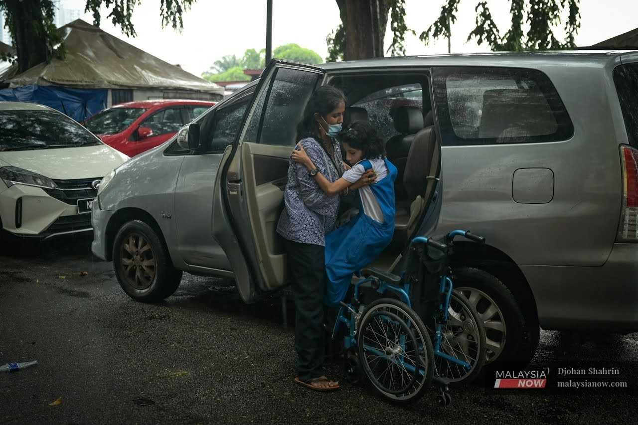 Anak perempuannya, M Kanchana, turut bersekolah walaupun sukar kerana berkerusi roda.