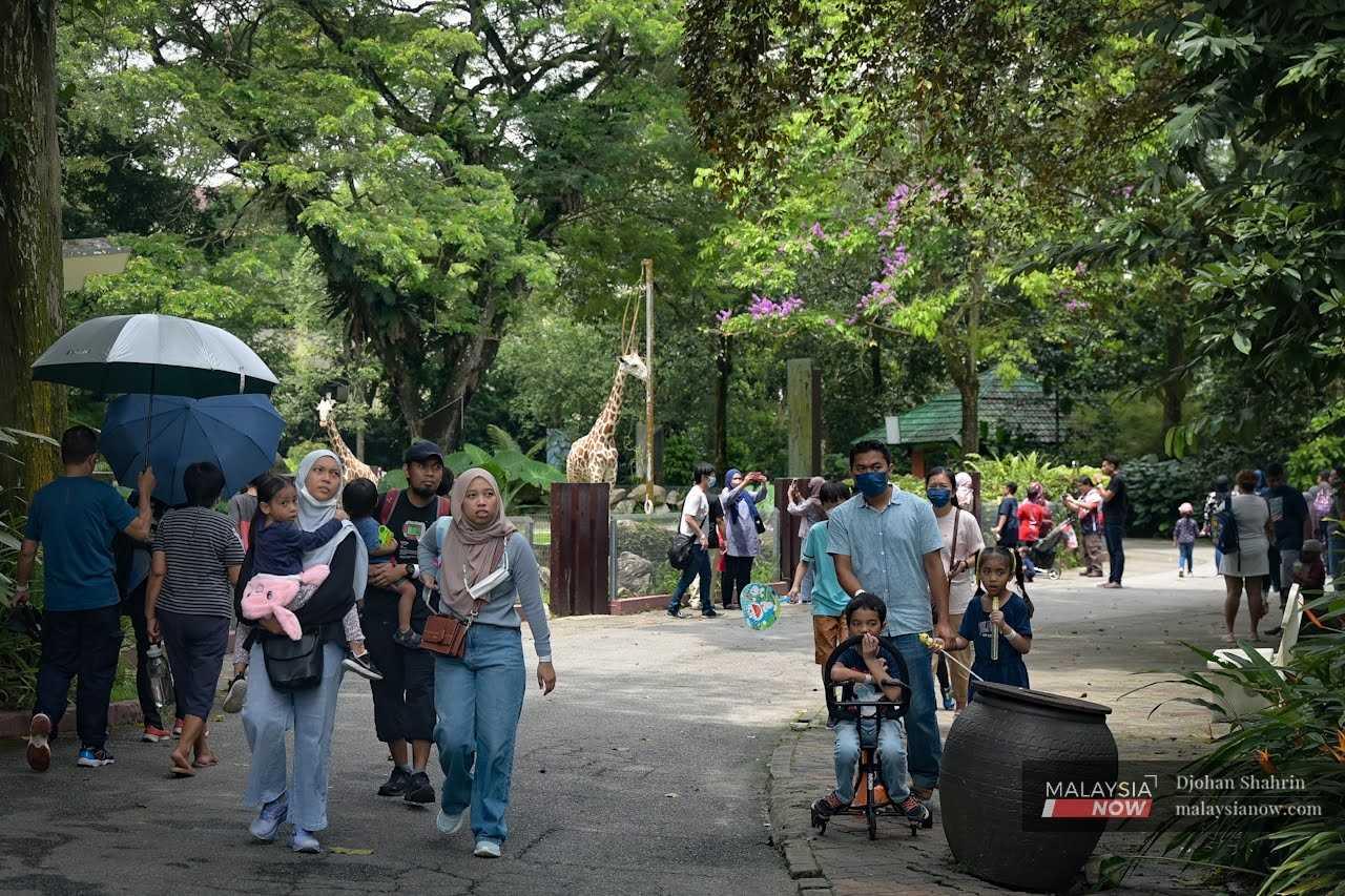 Orang ramai meluangkan waktu cuti bersama keluarga dengan mengunjungi Zoo Negara di Hulu Kelang, Selangor. Ada yang masih memakai pelitup muka walaupun tidak lagi wajib bagi melindungi diri dari Covid-19.