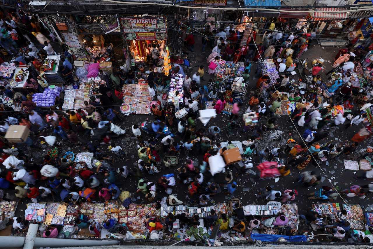 People shop at a crowded market ahead of Deepavali, the Hindu festival of lights, in the old quarters of Delhi, India, Oct 11. Photo: Reuters