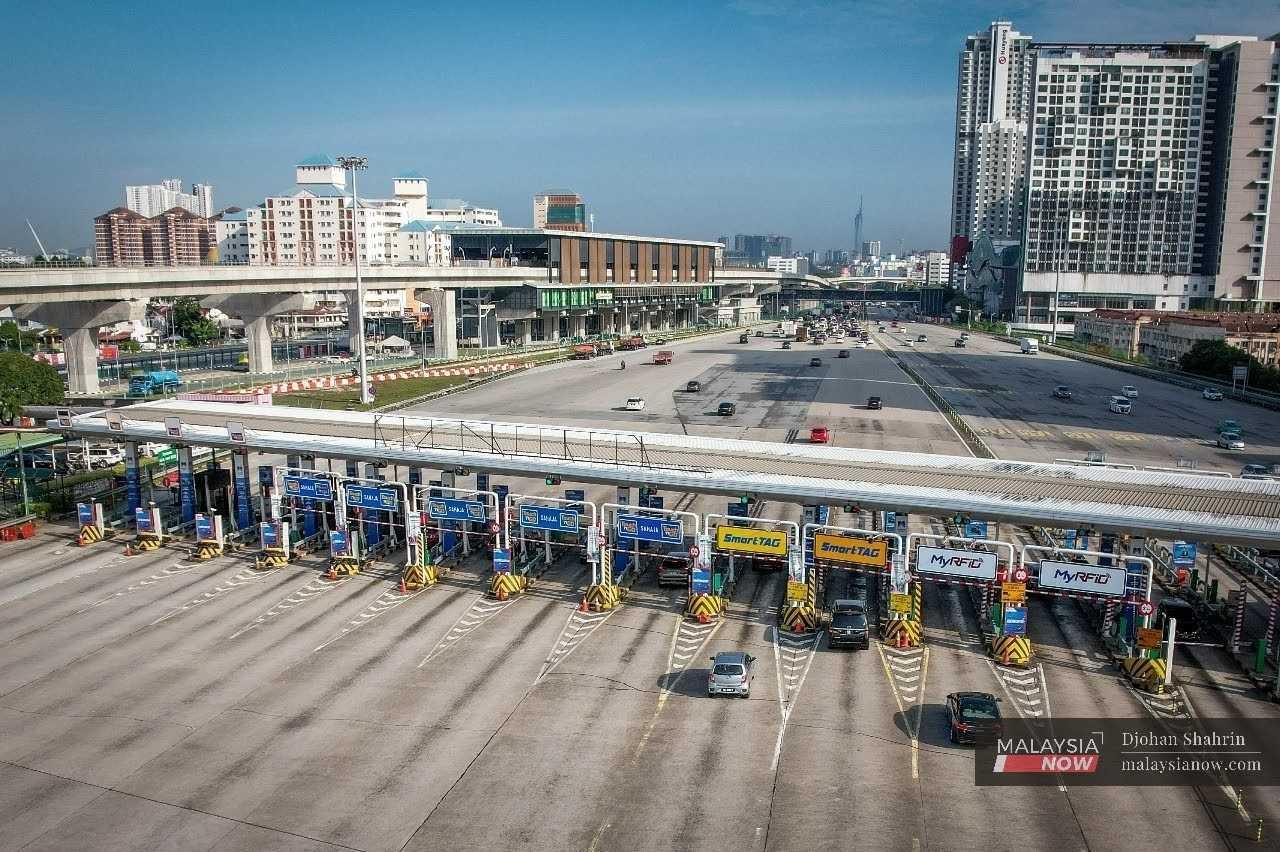 A handful of cars pause at the Sungai Besi toll plaza in Kuala Lumpur. The matter of toll collections had featured prominently in Pakatan Harapan's election manifesto for the 2018 polls.