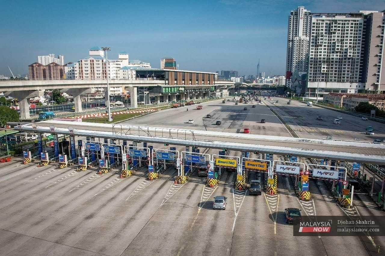 A handful of cars pause at the Sungai Besi toll plaza in Kuala Lumpur. The matter of toll collections had featured prominently in Pakatan Harapan's election manifesto for the 2018 polls. 
