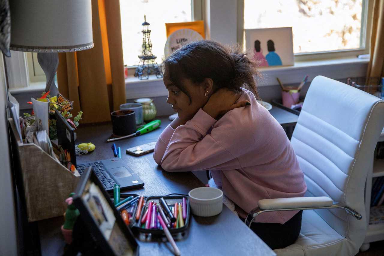 A young girl participates in an online class in Georgia, US, Jan 4, after students had gone remote for a week as cases of the Omicron variant continued to surge. Photo: Reuters