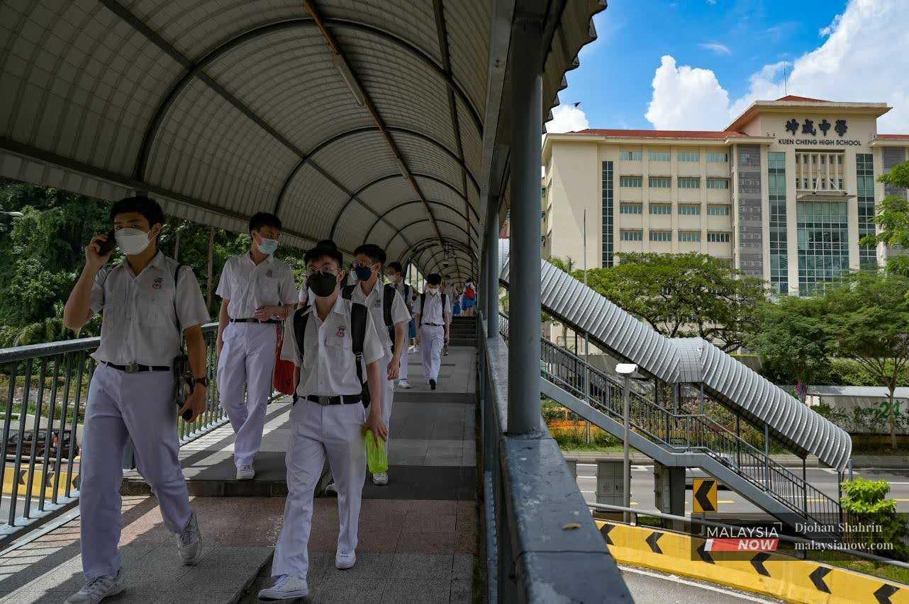 Pekajar sekolah menggunakan jejantas untuk menyeberang jalan di Jalan Syed Putra, Kuala Lumpur.