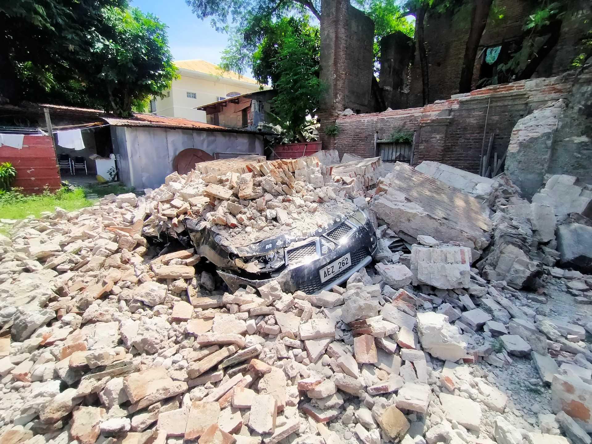 Sebuah kereta ditimbun runtuhan bangunan di bandar Vigan, Ilocos Sur di utara Manila ketika gempa bumi berlaku Julai lalu. Rantau itu sering mengalami gempa kerana kedudukannya yang berada dalam Lingkaran Api Pasifik. Gambar: AFP