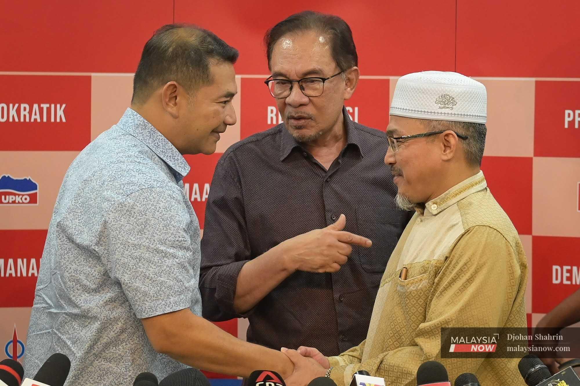 Presiden PKR Anwar Ibrahim bercakap kepada timbalannya, Rafizi Ramli ketika pengumuman Nik Omar Nik Abdul Aziz pada sidang media di Petaling Jaya hari ini.