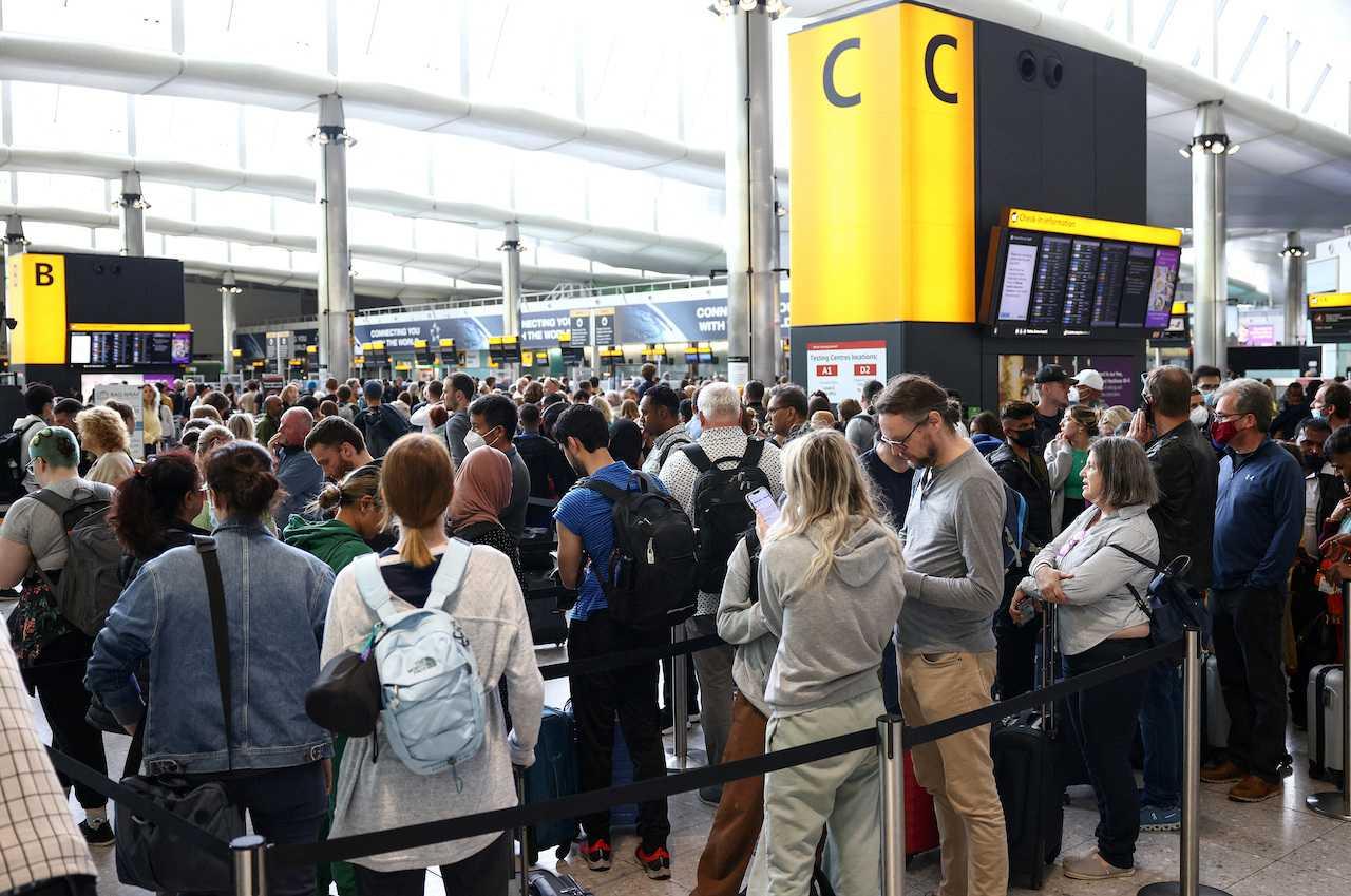 Passengers queue at the departure terminal of Terminal 2 at Heathrow Airport in London, Britain, June 27. Photo: Reuters 