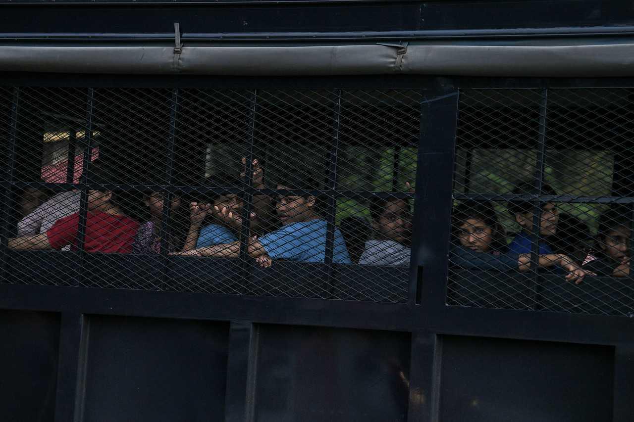 Lori Jabatan Imigresen membawa tahanan Rohingya untuk dihantar ke depoh tahanan di Relau, Kedah. Gambar: Bernama