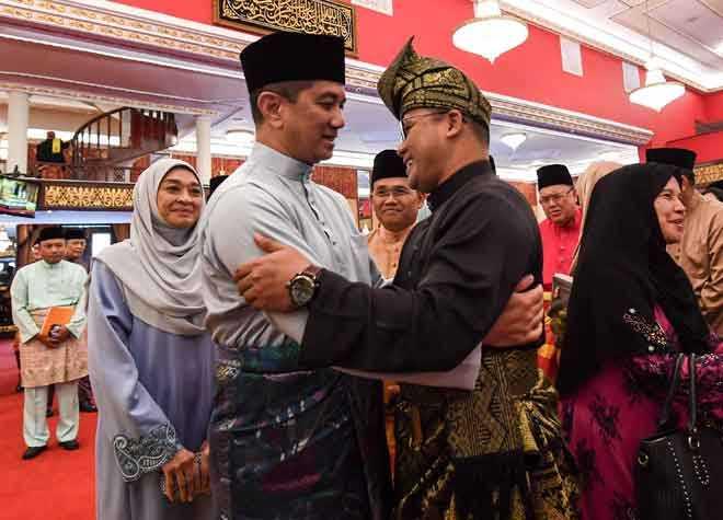 Mohamed Azmin Ali congratulates Amirudin Shari after the latter was sworn in as the Selangor menteri besar in 2018. PKR has hinted that Amirudin, widely seen as Azmin's protege when the latter was the party's deputy president, will be fielded against him in Gombak. Photo: Bernama
