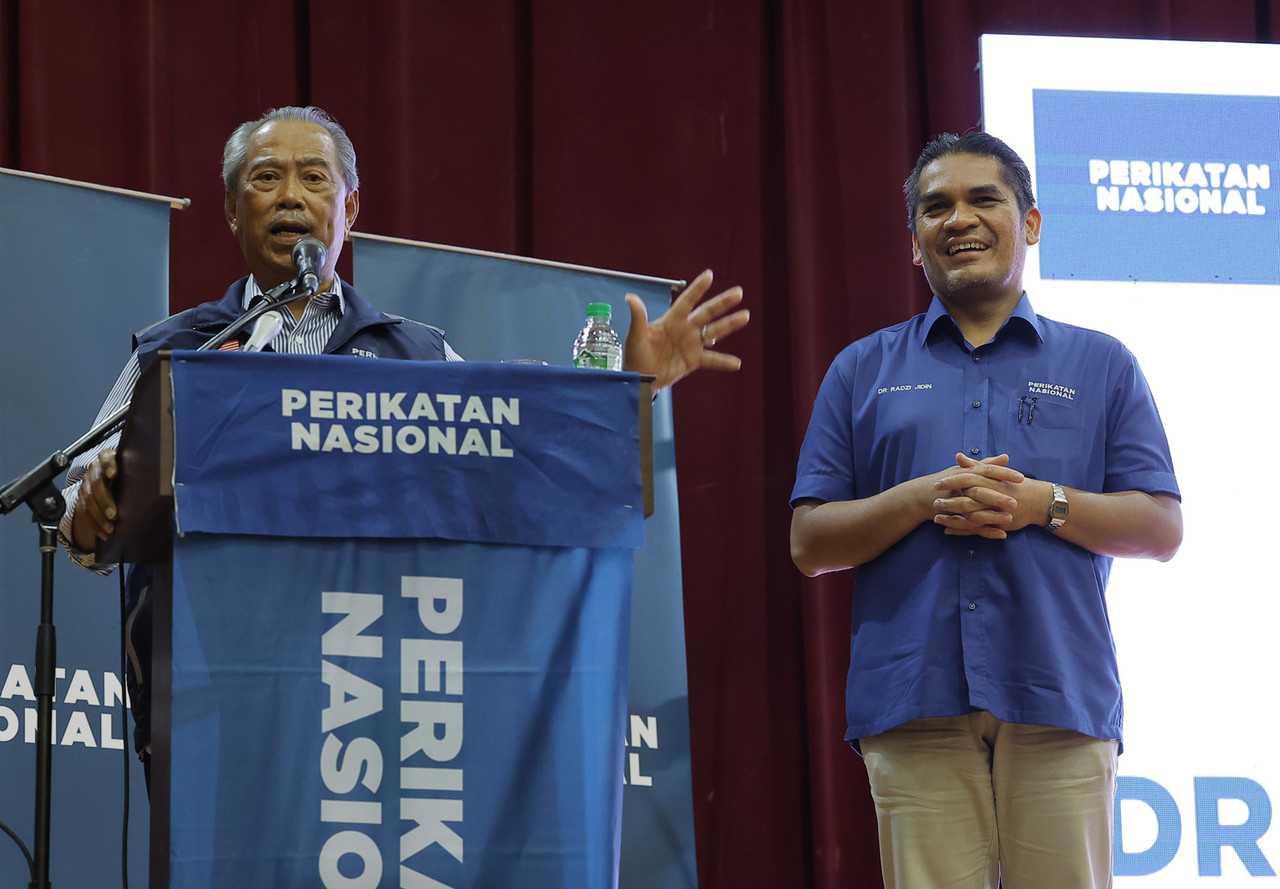 Perikatan Nasional chairman Muhyiddin Yassin announces Radzi Jidin as the coalition's candidate for Putrajaya in the 15th general election. Photo: Bernama