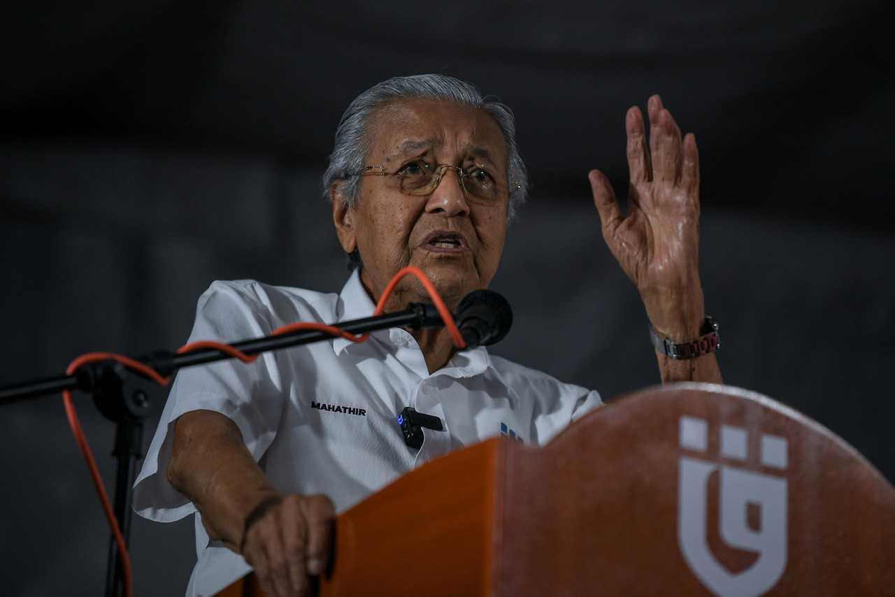 Pengerusi Pejuang Dr Mahathir Mohamad bercakap dalam sebuah acara Gerakan Tanah Air di Alor Setar, Kedah malam tadi. Gambar: Bernama