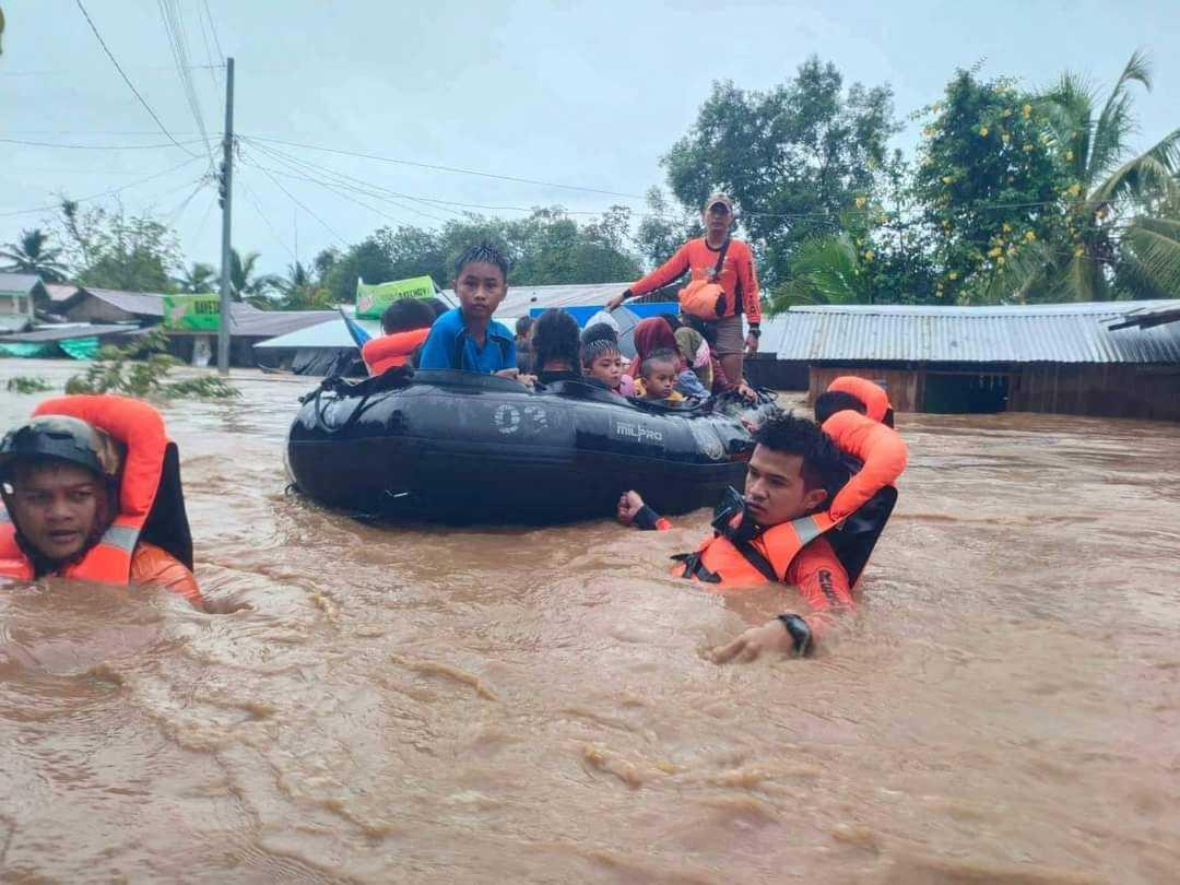 Philippine Coast Guard rescuers evacuate residents from their flooded homes due to a tropical storm in Maguindanao province, Philippines, Oct 28. Photo: Reuters