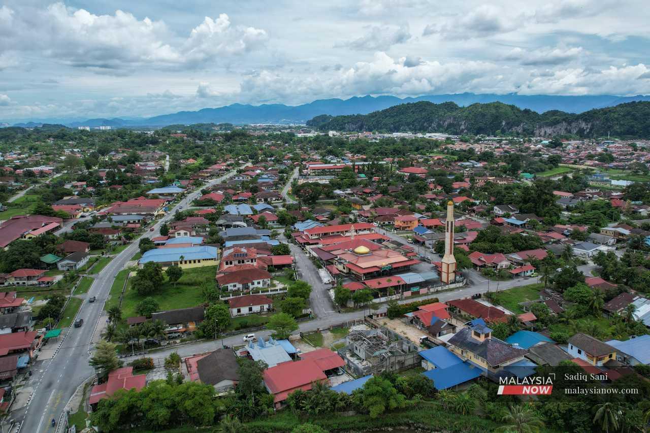 Pemandangan di Kampung Tengku Hussein Lama, salah sebuah kampung di Manjoi.
