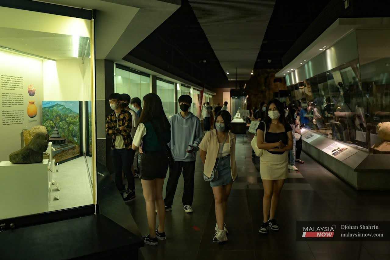 Orang ramai mengunjungi Muzium Negara di Kuala Lumpur. Pengunjung masih memakai pelitup muka bagi melindungi diri dari jangkitan Covid-19.