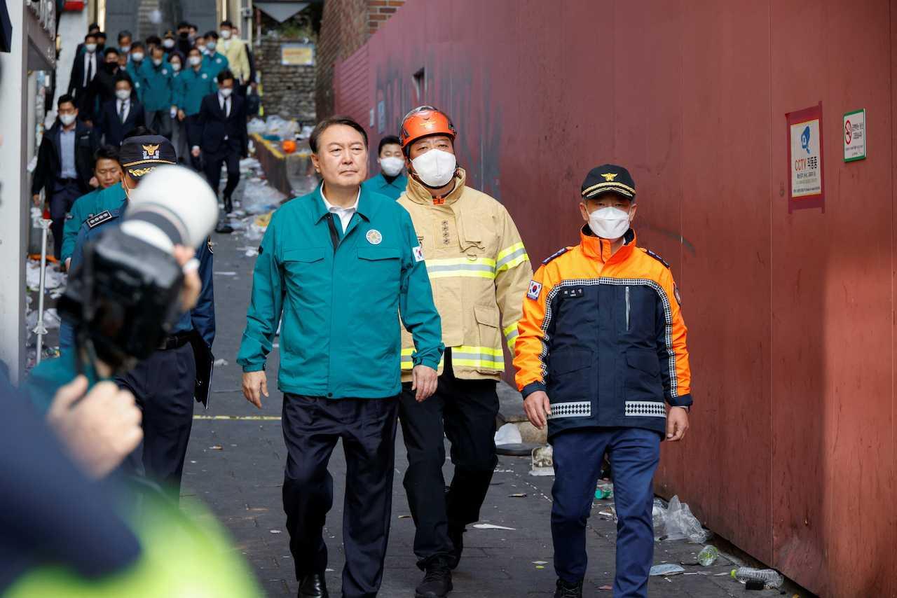 Presiden Korea Selatan Yoon Suk-yeol melawat tempat kejadian di mana ramai yang maut dan cedera akibat rempuhan dalam sebuah pesta Hallowen di, Seoul. Gambar: Reuters