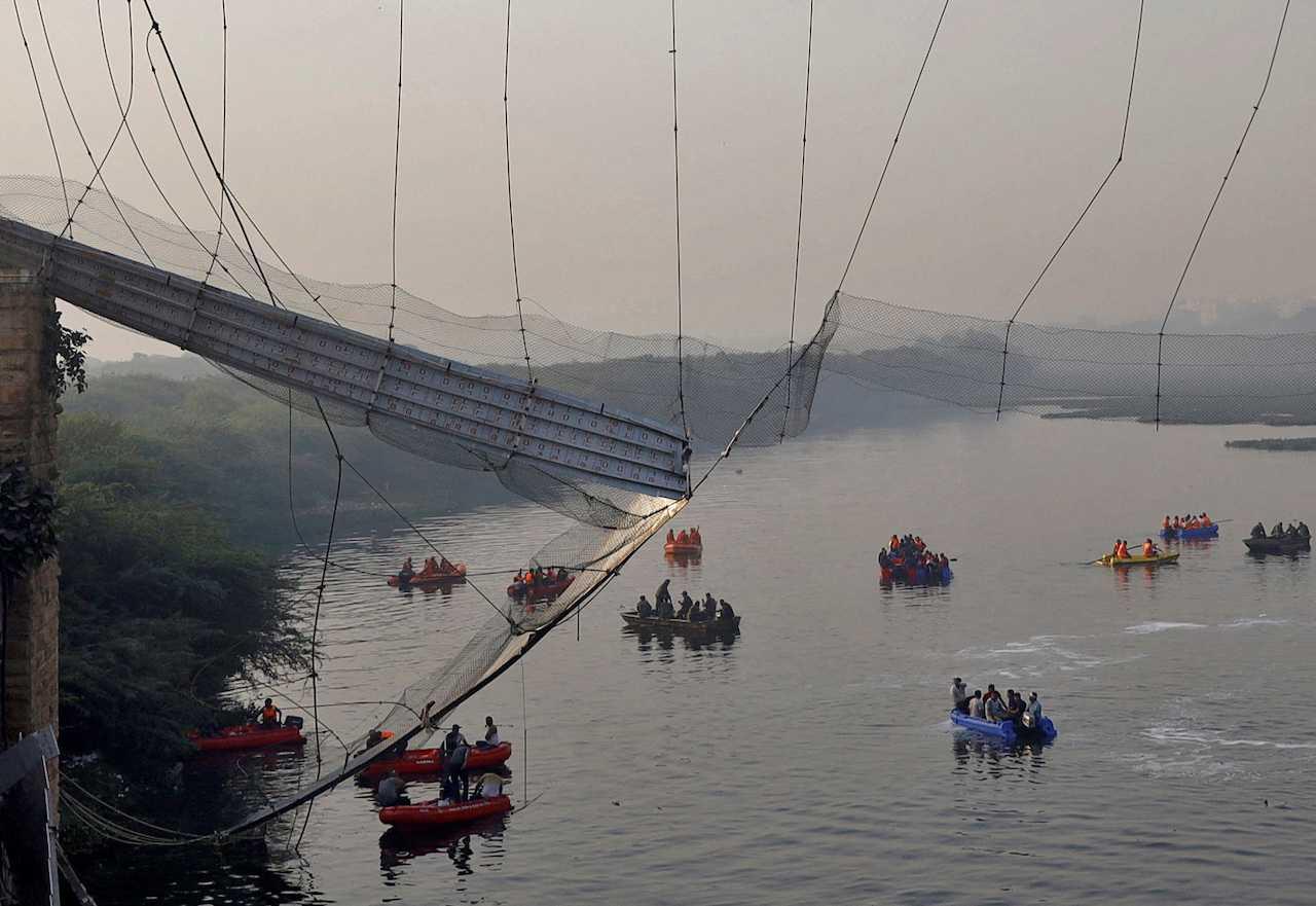 Rescuers search for survivors after a suspension bridge collapsed in Morbi town in the western state of Gujarat, India, Oct 31. Photo: Reuters