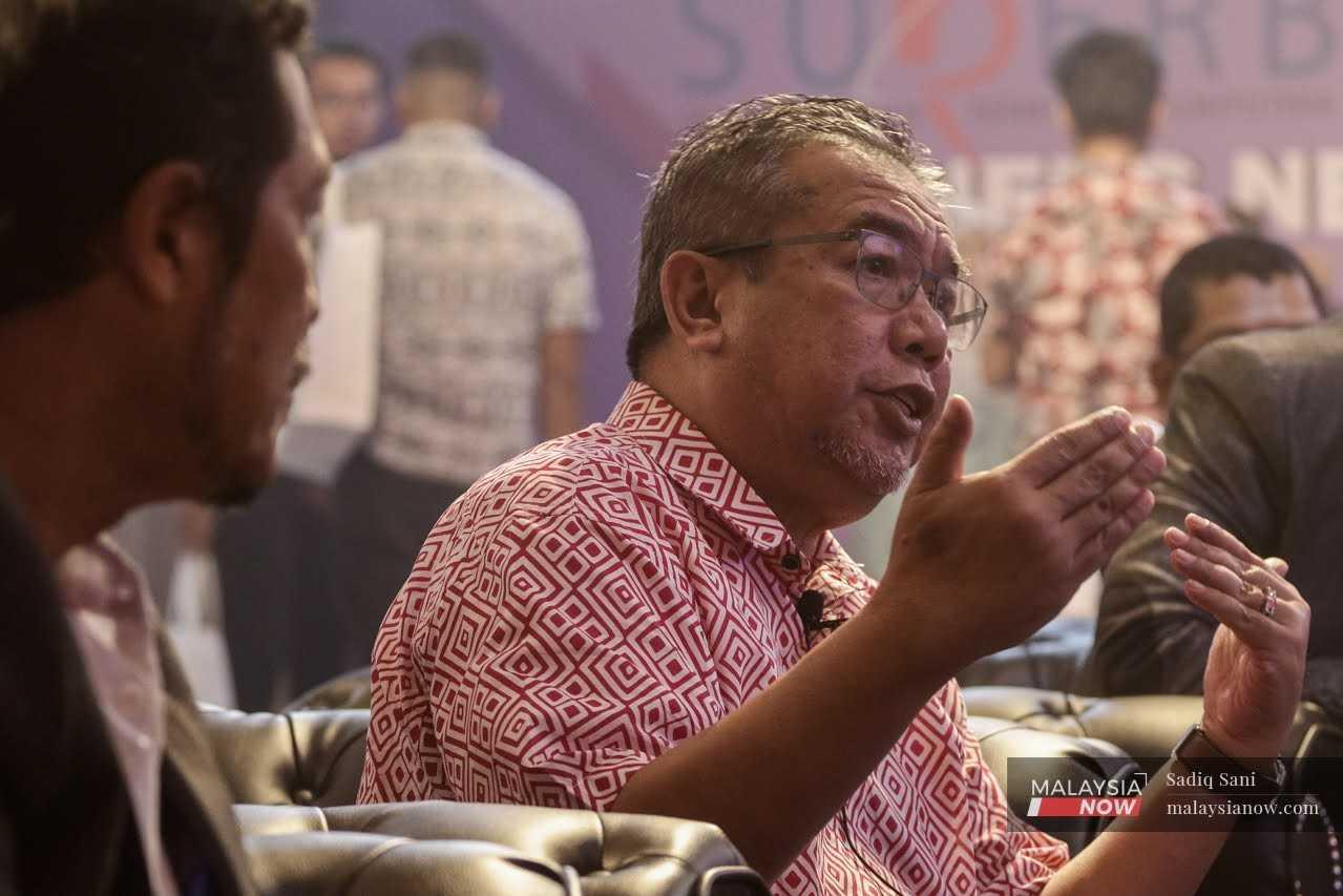 Menteri di Jabatan Perdana Menteri Dr Abdul Laatiff bercakap pada sidang media di Kuala Lumpur hari ini.