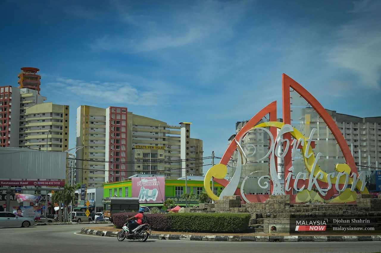 Penunggang motorsikal melalui sebuah bulatan di Port Dickson, Negeri Sembilan.