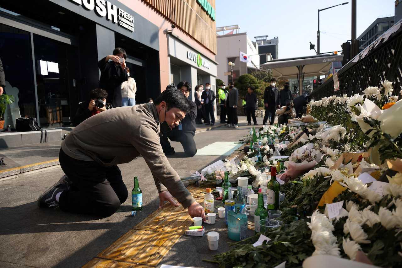 A man pays tribute near the site of a stampede that happened during Halloween festivities in Seoul, South Korea, Oct 31. Photo: Reuters
