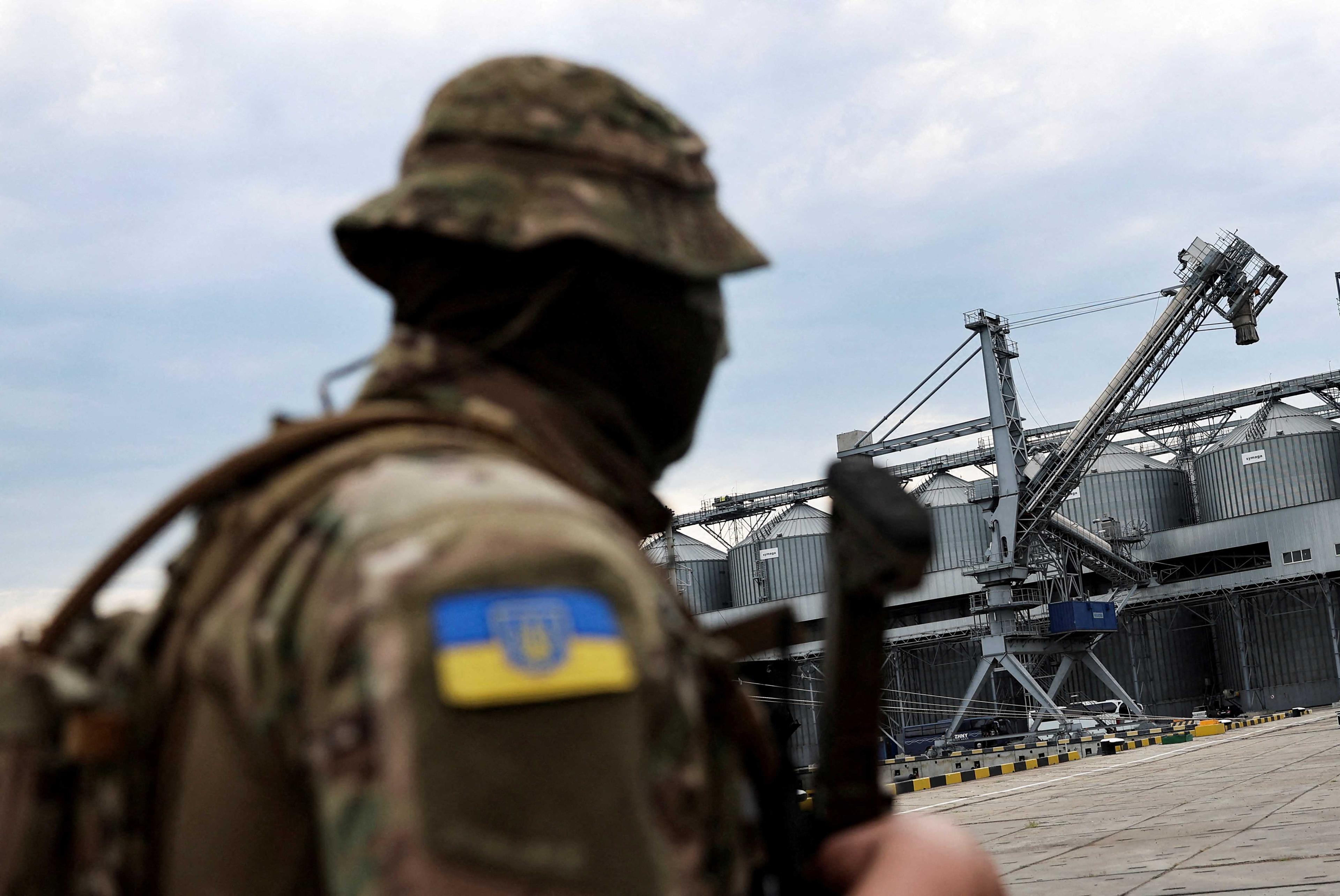 Anggota keselamatan Ukraine berkawal di pelabuhan Odesa, Ukraine pada 29 Julai. Gambar: Reuters