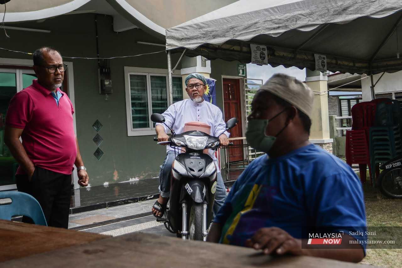 Abdul Hamid dan rakan-rakannya di luar bilik operasi pilihan raya di Manjoi, Ipoh, Perak.