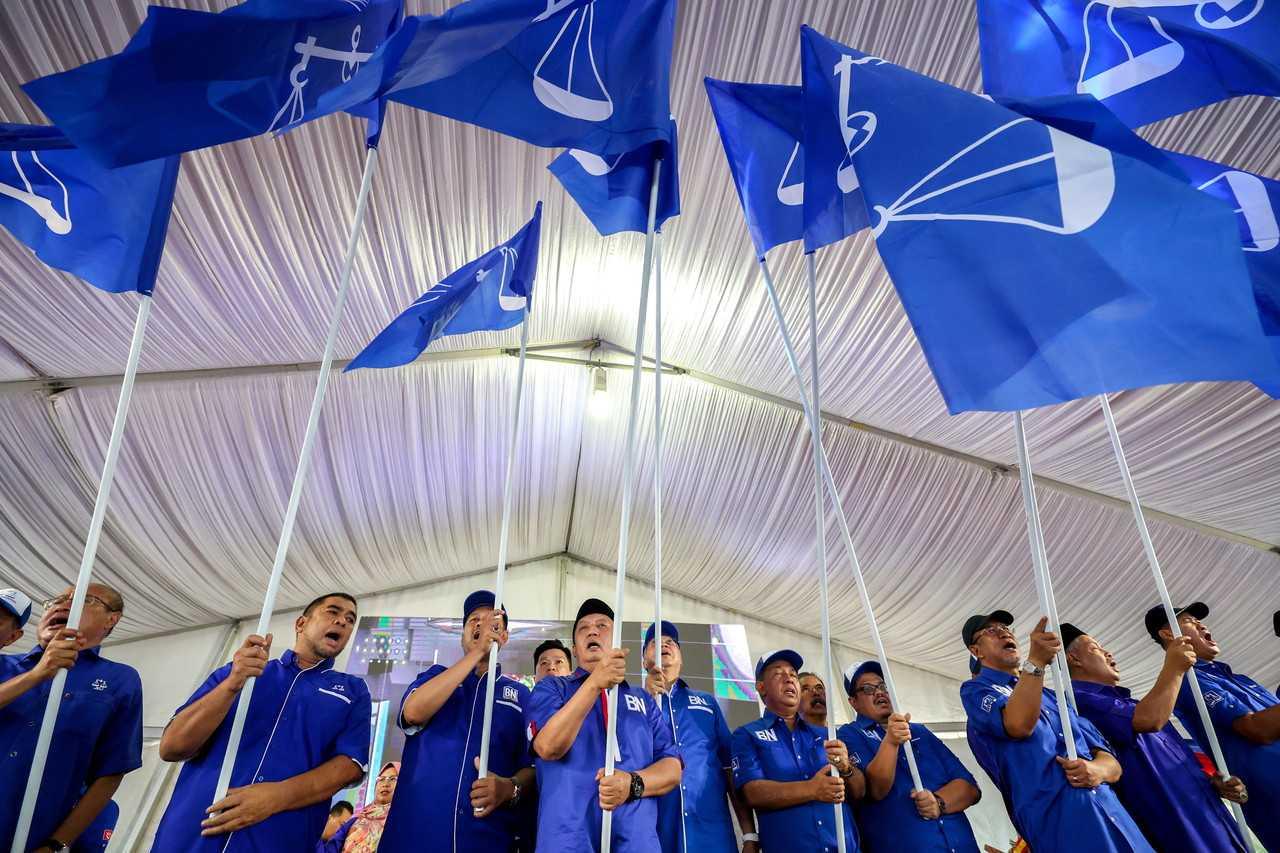 Ketua BN Kelantan Ahmad Jazlan Yaakub (empat dari kiri) memegang bendera Barisan Nasional ketika melancarkan jentera pilihan raya di Machang semalam. Gambar: Bernama
