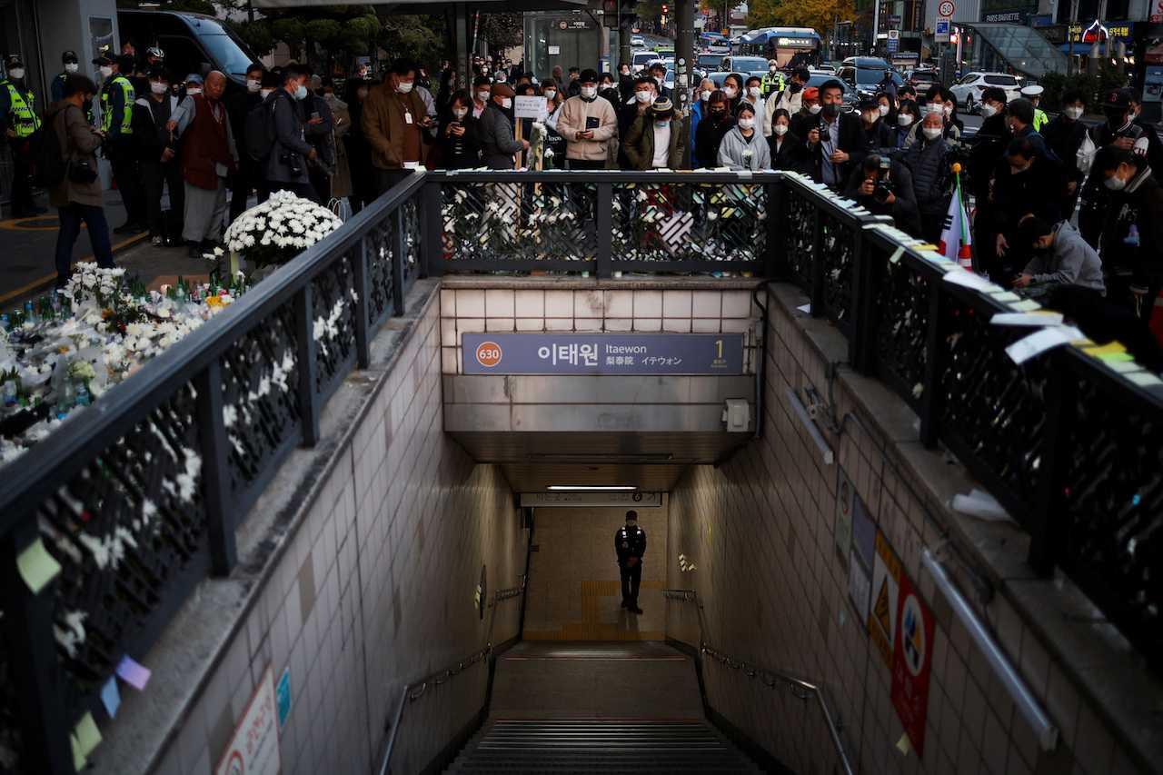 A police officer stands guard at the exit of a subway station as people gather to pay their respects following a crowd crush that happened during Halloween festivities, in Seoul, South Korea, Nov 1. Photo: Reuters