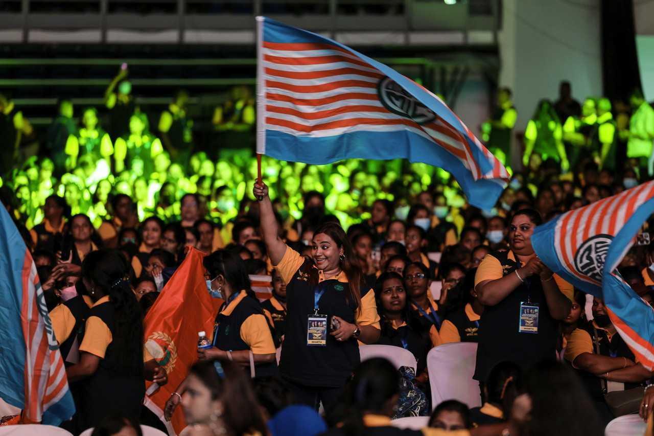 Penyokong MIC mengibarkan bendera di Bukit Jalil , Kuala Lumpur bulan lalu. Gambar: Bernama