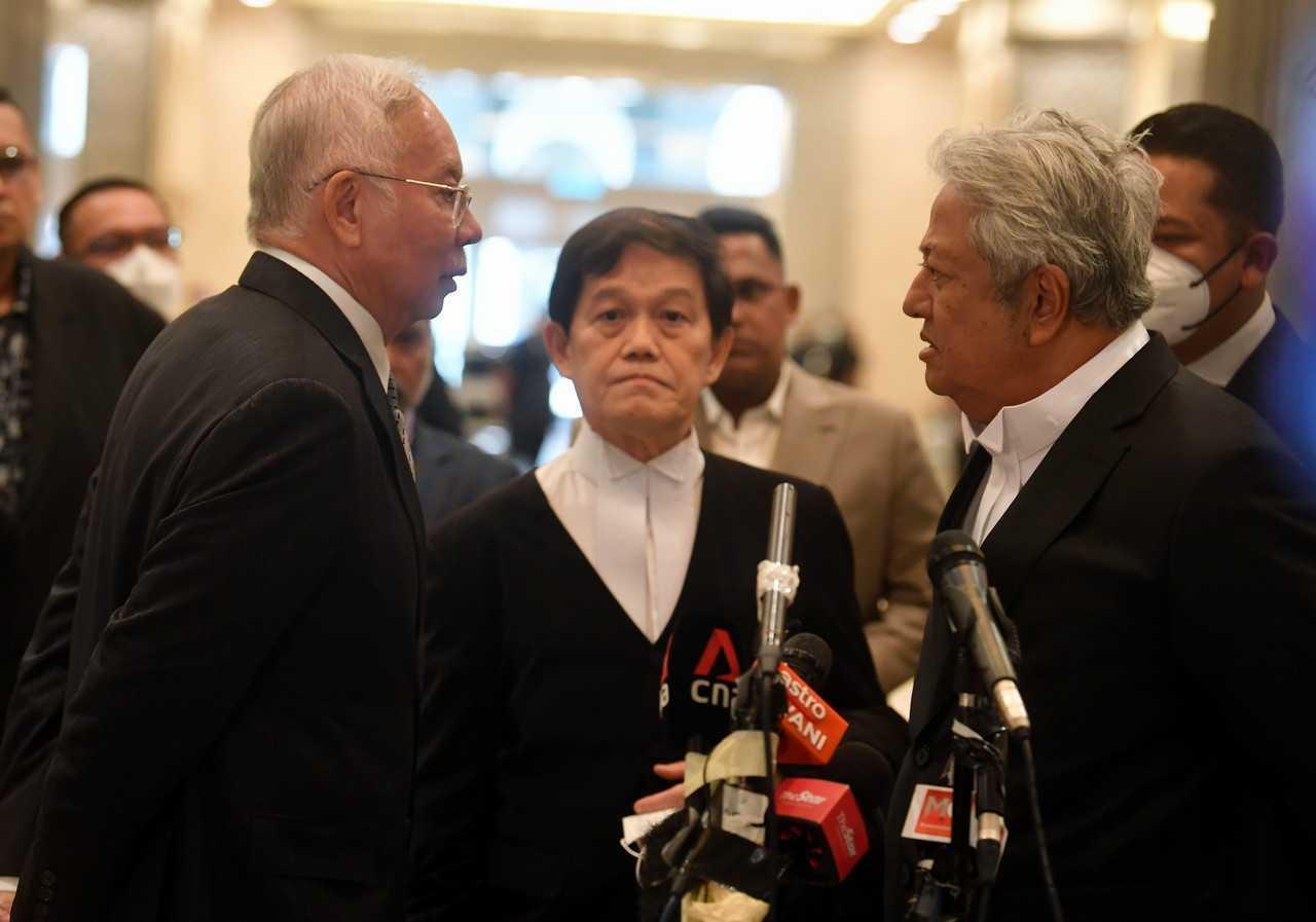 Former prime minister Najib Razak (left) speaks with lawyers Hisyam Teh Poh Teik (centre) and Zaid Ibrahim (right) in the Federal Court on Aug 16. Photo: Bernama
