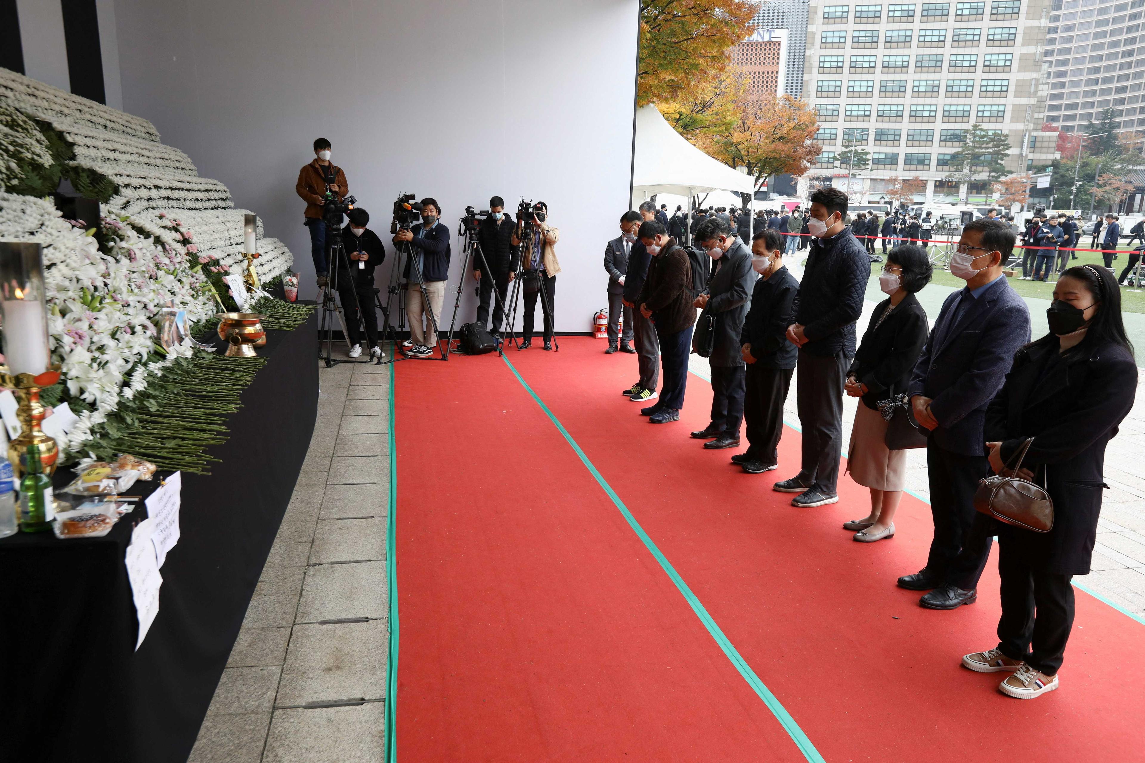 People mourn at a group memorial for the victims of the crowd crush that happened during Halloween festivities, at Seoul City Hall Plaza in Seoul, South Korea, Nov 1. Photo: Reuters