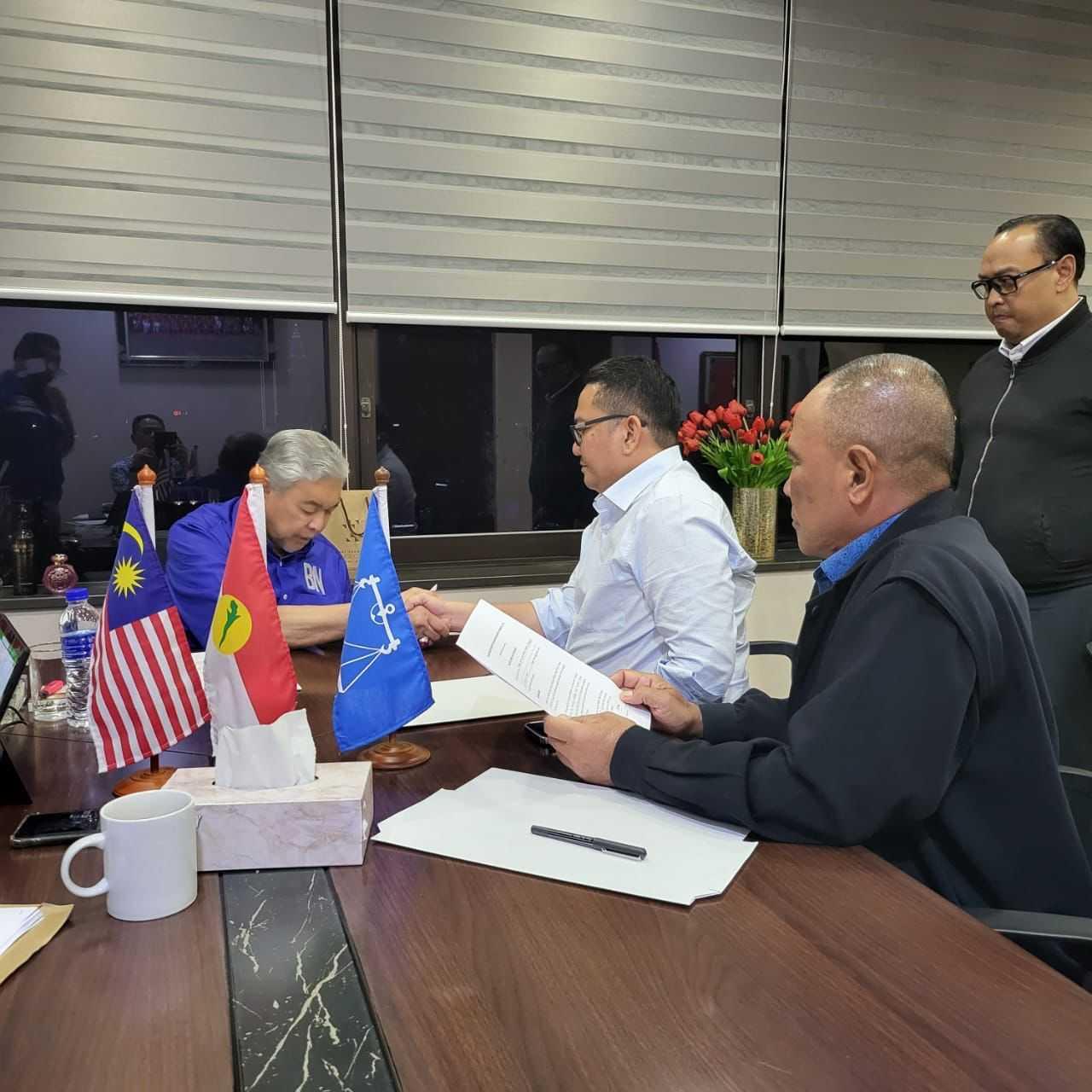 Gambar yang tular di media sosial menunjukkan Naib Ketua Umno Bahagian Sepang Anuar Basiran bersalam dengan Presiden Umno Ahmad Zahid Hamidi dipercayai ketika menyerahkan surat akuan sumpah.