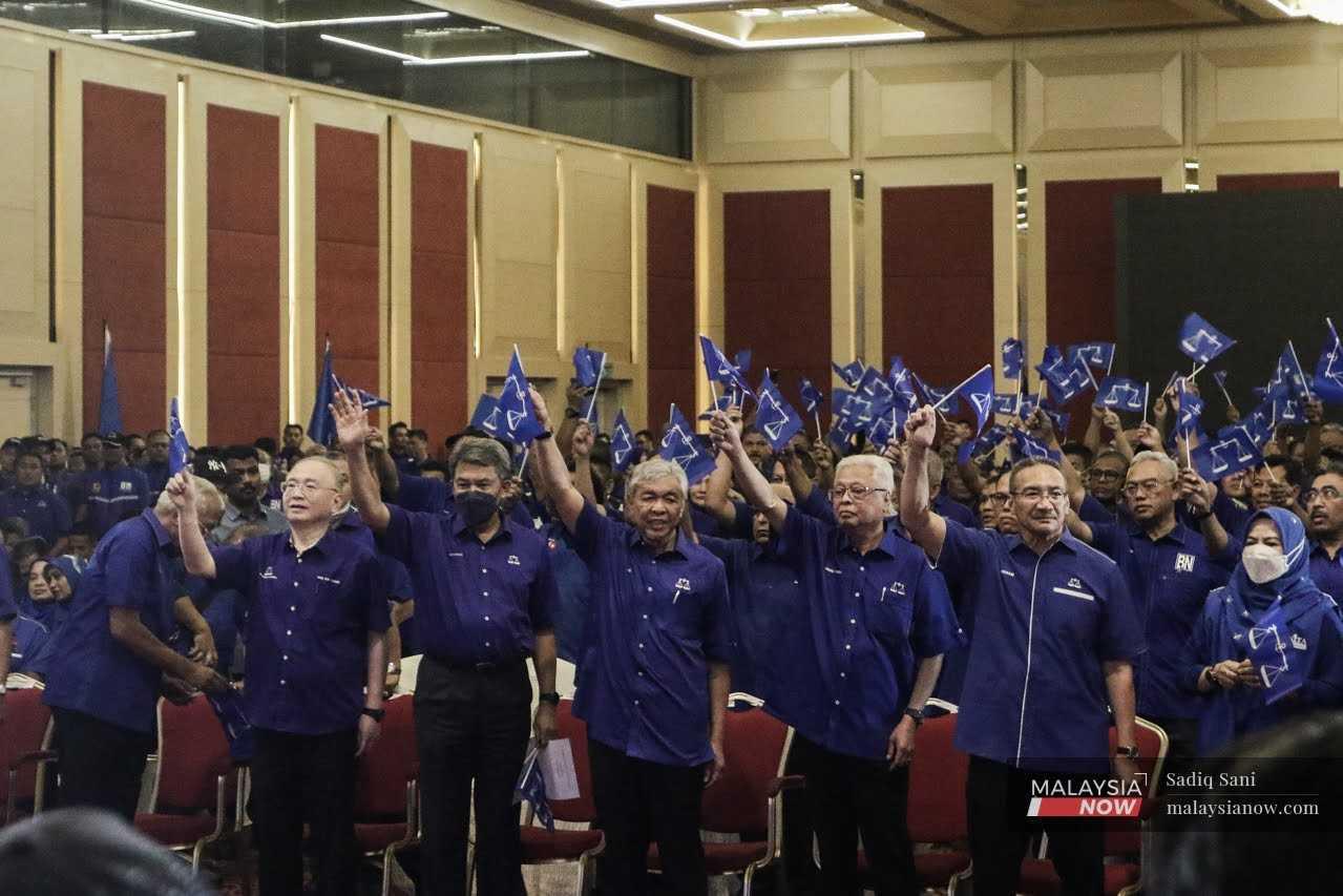 Pengerusi Barisan Nasional Ahmad Zahid Hamidi bersama pemimpin gabungan itu dalam acara pengumuman calon Pilihan Raya Umum ke-15.
