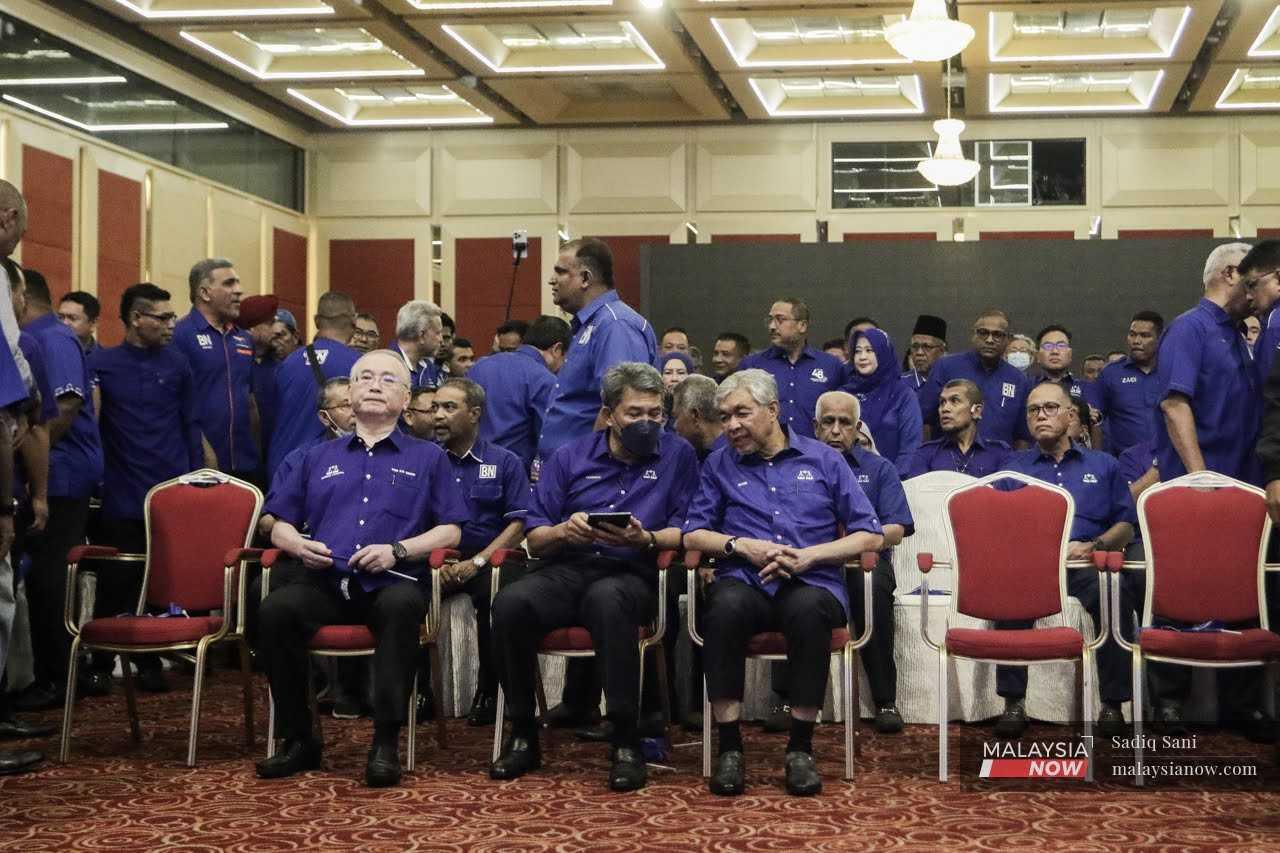 Presiden MCA Wee Ka Siong bersama pemimpin Umno Ahmad Zahid Hamidi dan Mohamad Hasan pada acara pengumuman calon gabungan itu di Kuala Lumpur malam tadi.