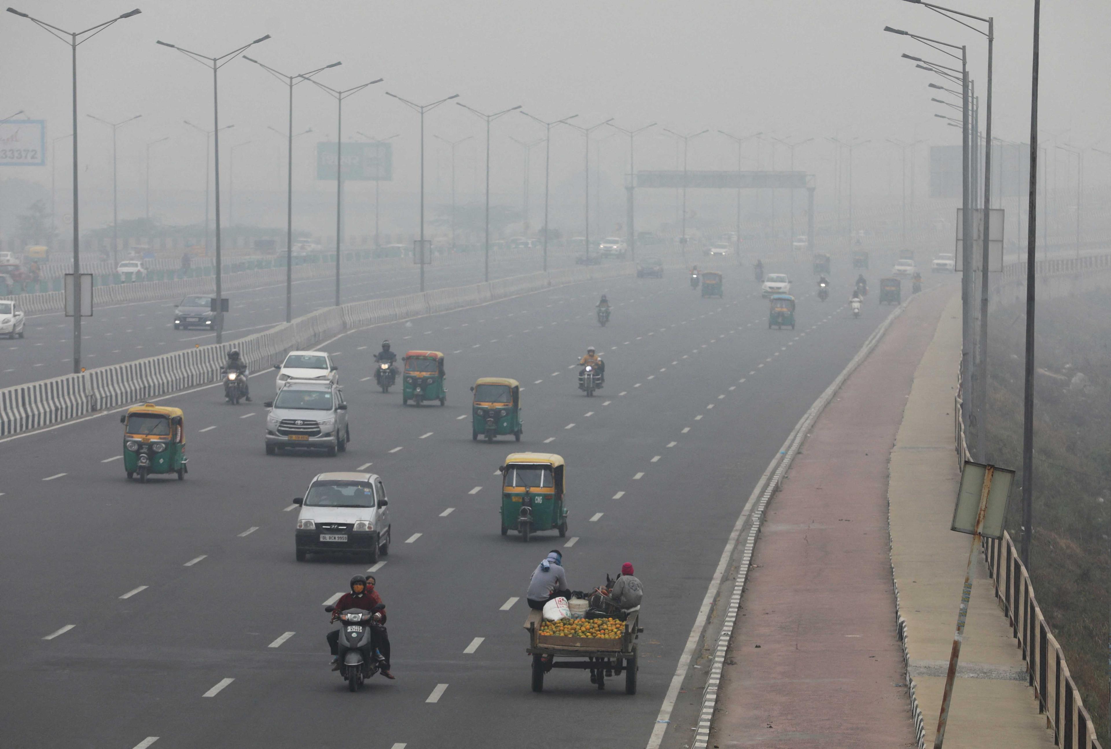 Vehicles are seen on a highway on a smoggy morning in New Delhi, India, Dec 2, 2021. Photo: Reuters