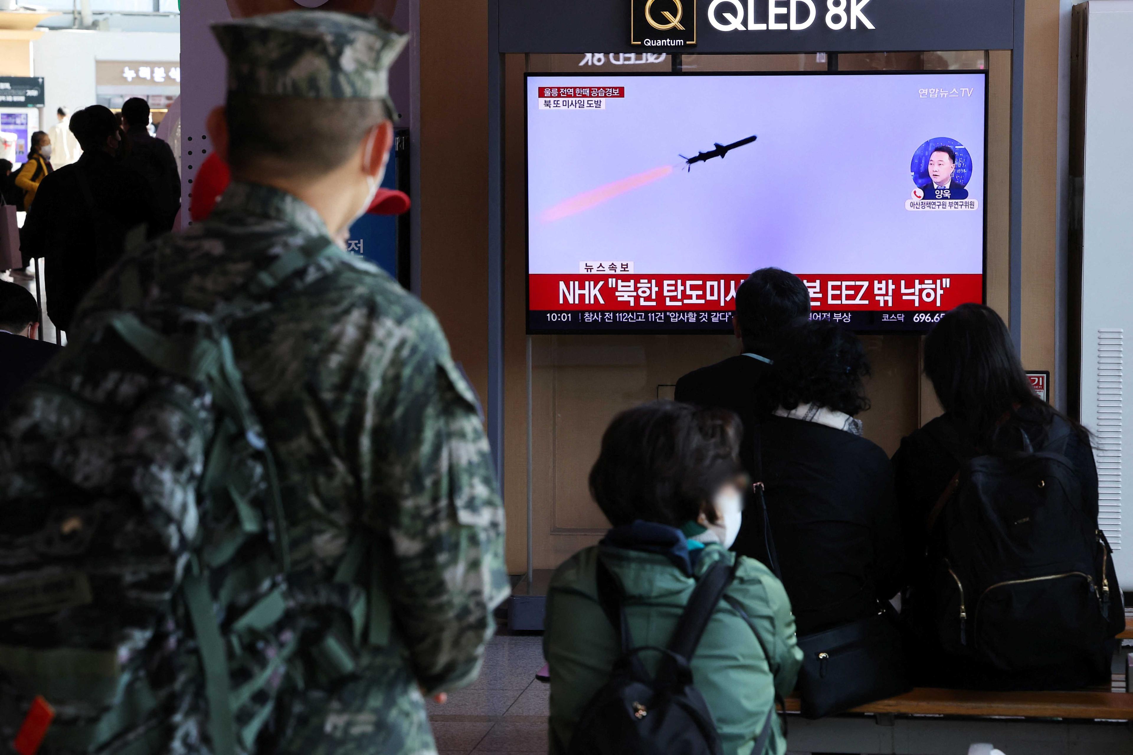 Orang ramai menyaksikan siaran langsung pelancaran peluru berpandu Korea Utara, di Seoul, Kosea Selatan. Gambar: Reuters