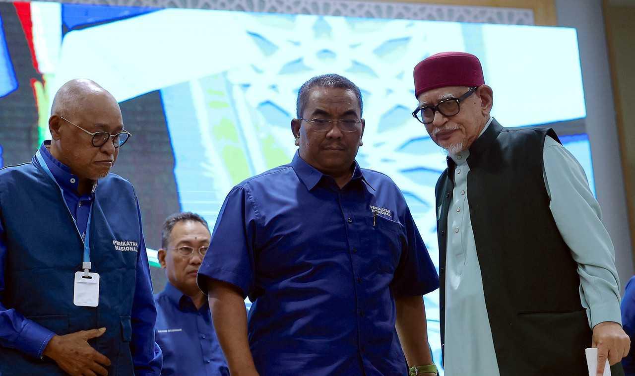 Presiden PAS Abdul Hadi Awang bersama Menteri Besar Kedah Muhammad Sanusi Md Nor dalam acara pengumuman calon PN malam tadi. Gambar: Bernama