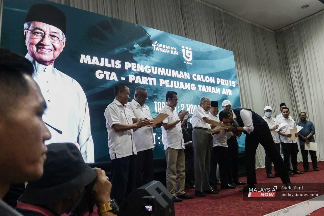 Pengerusi Gerakan Tanah Air Dr Mahathir Mohamad ketika acara pengumuman calon gabungan itu untuk Pilihan Raya Umum ke-15 19 November depan.
