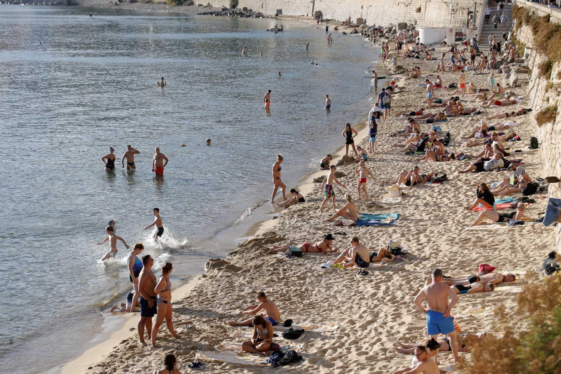 Penduduk tempatan dan pelancong mandi-manda di pantai Saint Francois, Ajaccio pada 19 Oktober 2022. Gambar: AFP