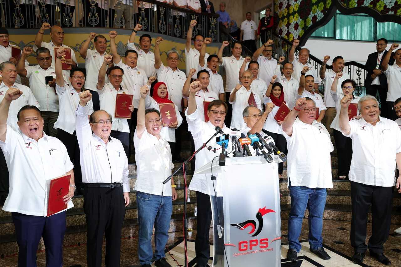 Premier Sarawak Abang Johari Openg (tengah) yang juga pengerusi Gabungan Parti Sarawak (GPS) mengumumkan calon-calon GPS bagi Pilihan Raya Umum ke-15 (PRU15) di ibu pejabat Parti Pesaka Bumiputera Bersatu Sarawak di Petra Jaya, hari ini. Gambar: Bernama