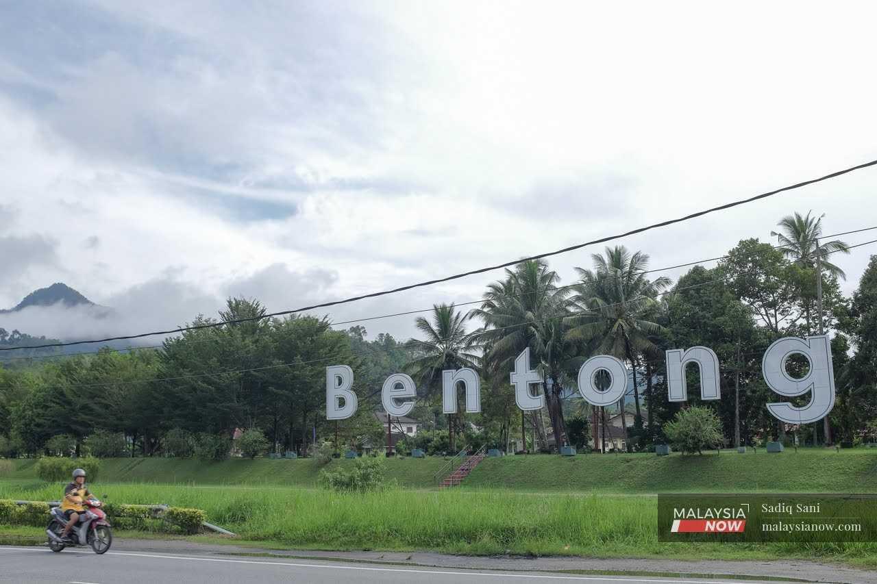Penunggang motorsikal melalui papan tanda besar Bentong di Pahang
