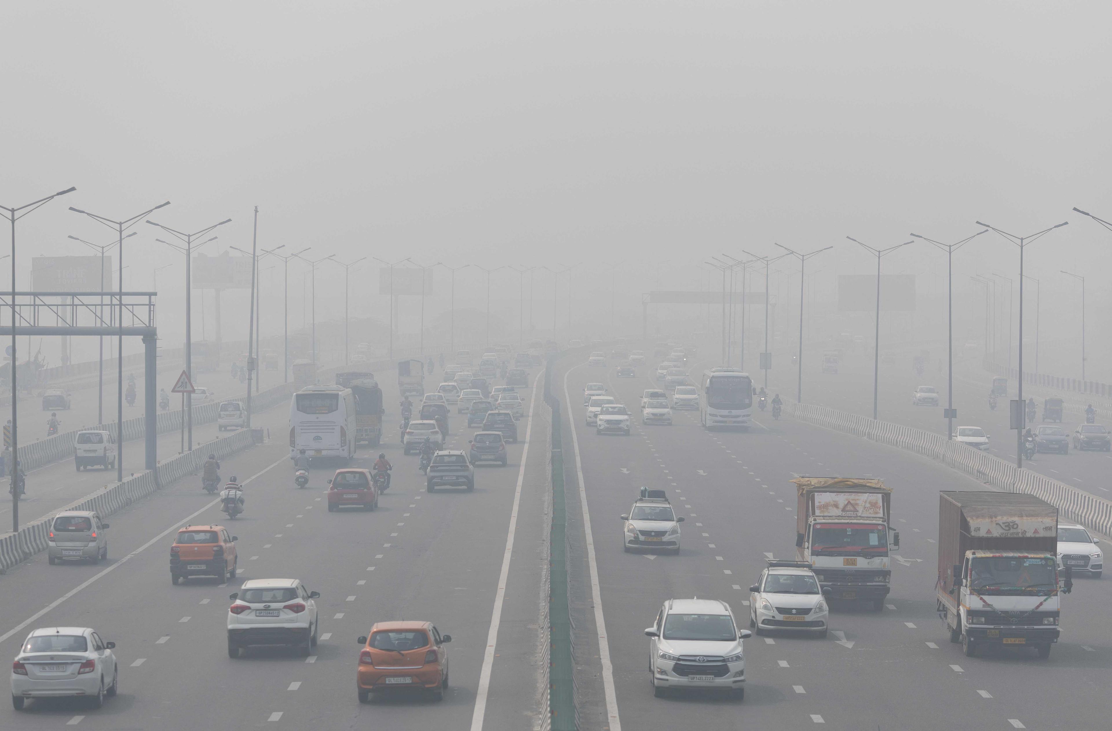 Traffic moves along a highway shrouded in heavy smog in New Delhi, India, Nov 3. Photo: Reuters
