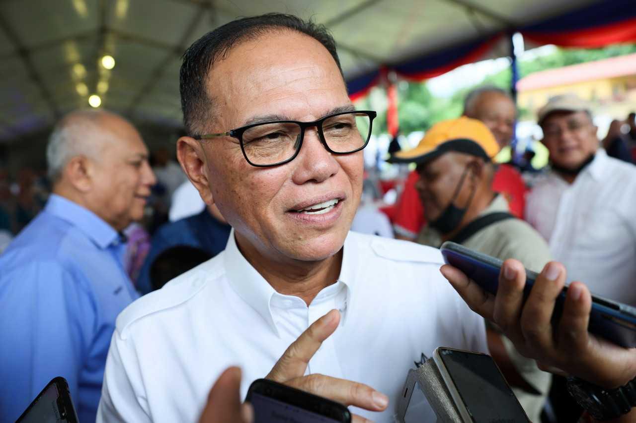 Pengerusi Barisan Nasional Pahang Wan Rosdy Wan Ismail bercakap kepada pemberita di Kuala Lipis hari ini. Gambar: Bernama