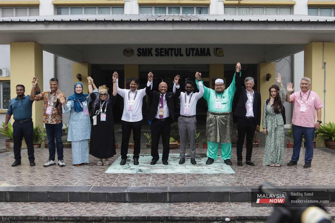 Tian Chua (tiga dari kiri) mengangkat tangan bersama calon-calon lain di pusat penamaan calon Parlimen Batu di Kuala Lumpur hari ini.