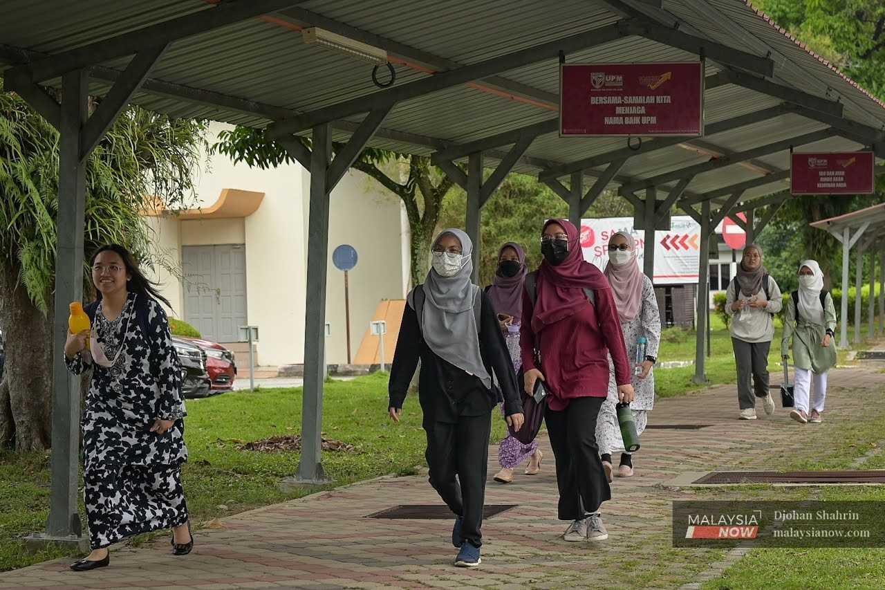Pelajar Universiti Putra Malaysia, Serdang memakai pelitup muka ketika berada di kampus bagi melindungi diri dari Covid-19.