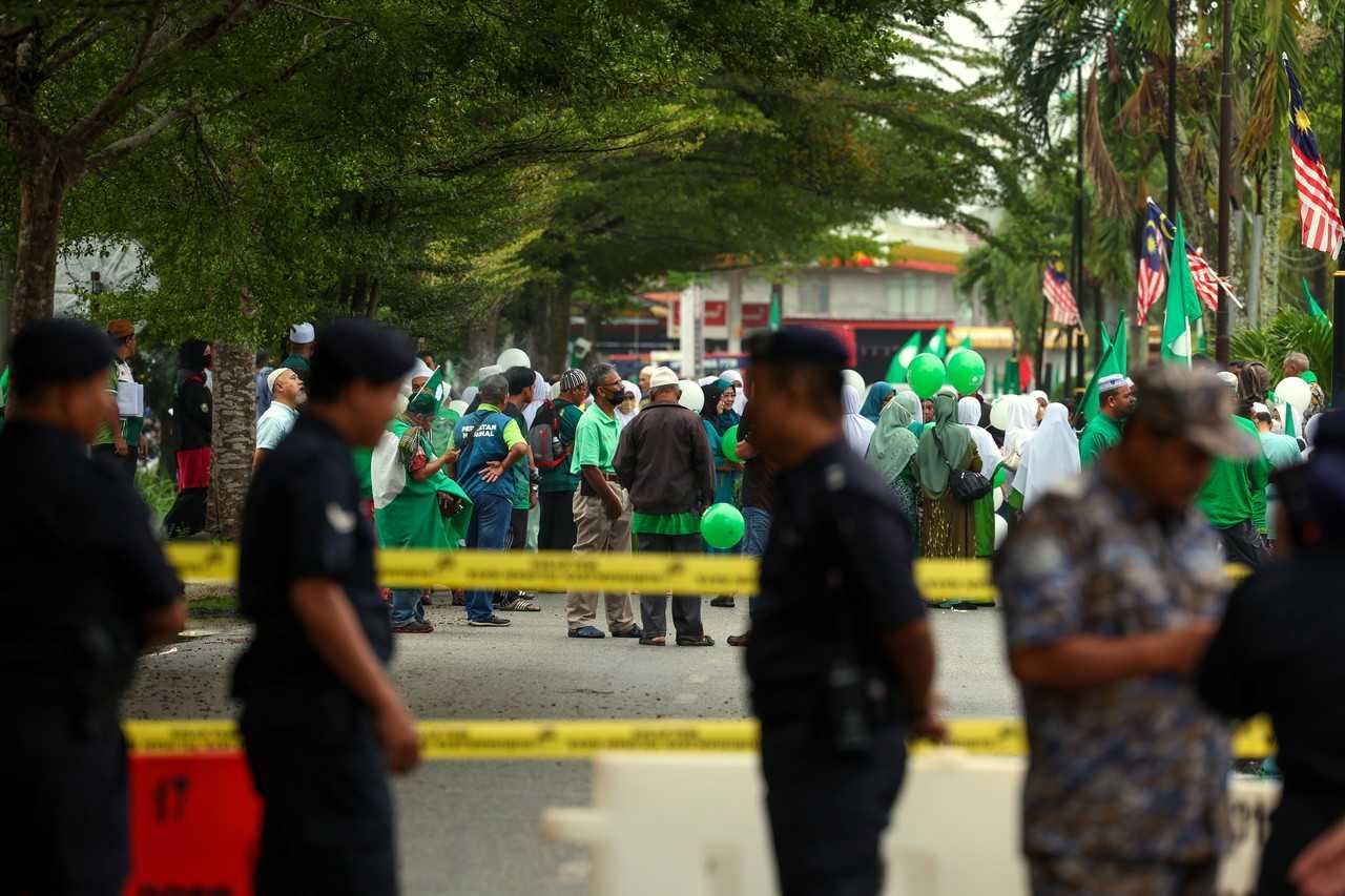 Polis memantau situasi proses penamaan calon di pusat penamaan calon Parlimen Ketereh di Kota Bharu, Kelantan hari ini. Gambar: Bernama