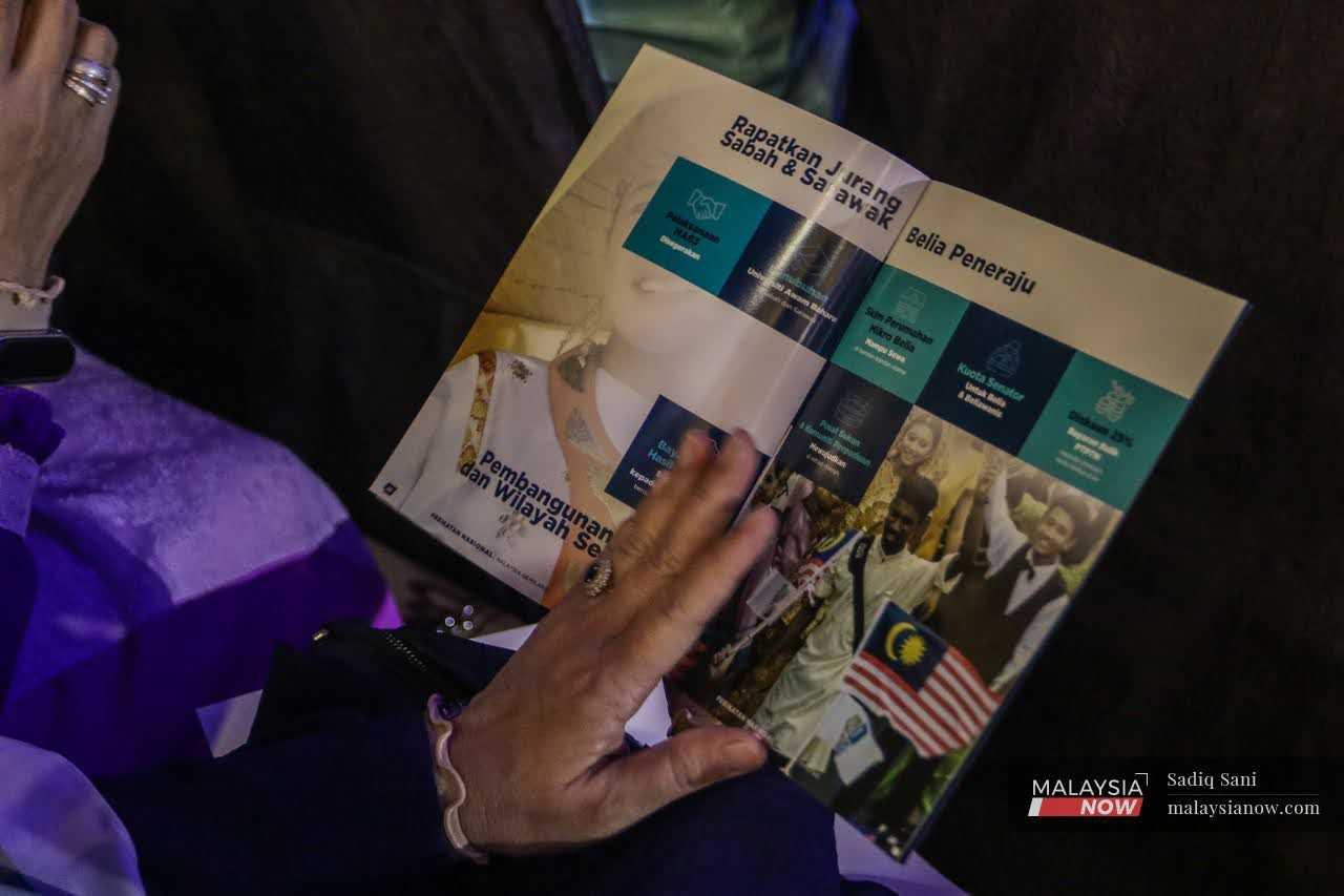 Isu berkaitan Sabah dan Sarawak menjadi tumpuan utama manifesto Perikatan Nasional yang diumumkan malam ini.