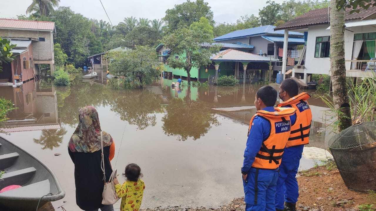 Anggota Angkatan Pertahanan Awam menunggu mangsa banjir untuk dipindahkan ke pusat pemindahan sementara di Pasir Mas, Kelantan. Gambar: Facebook