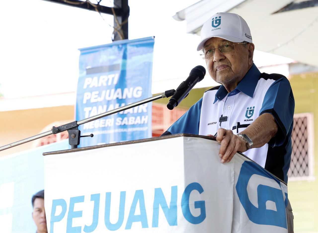 Pejuang chairman Dr Mahathir Mohamad speaks on the campaign trail in Pengalat Besar, Papar, today. Photo: Bernama