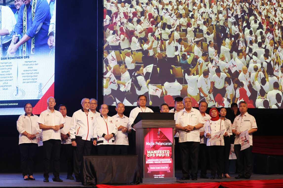 Premier Sarawak Abang Johari Openg melancarkan manifesto Gabungan Parti Sarawak di Kuching semalam. Gambar: Bernama