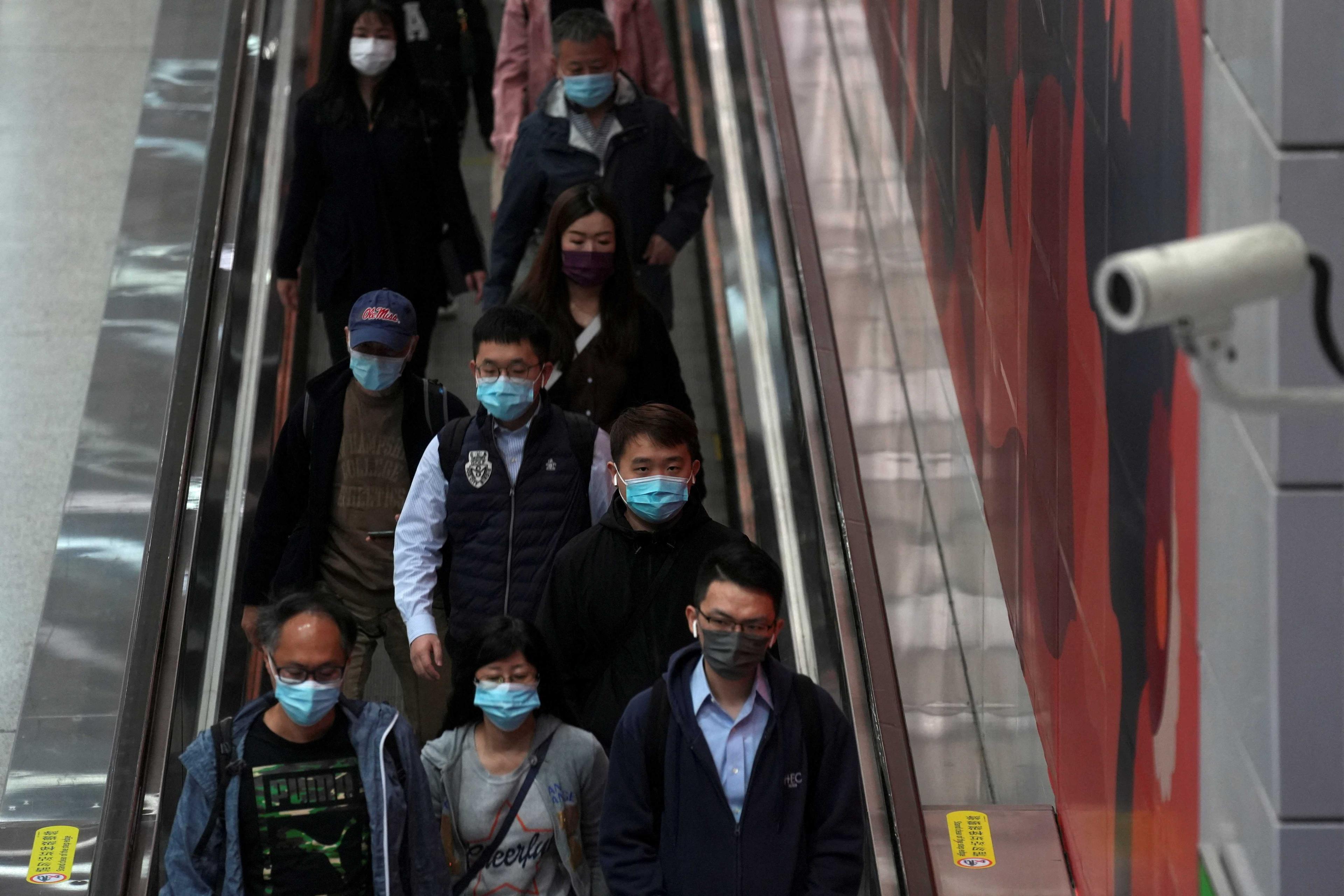 Passengers wearing masks to prevent the spread of Covid-19, walk at a subway station in Hong Kong, China Dec 1, 2021. Photo: Reuters